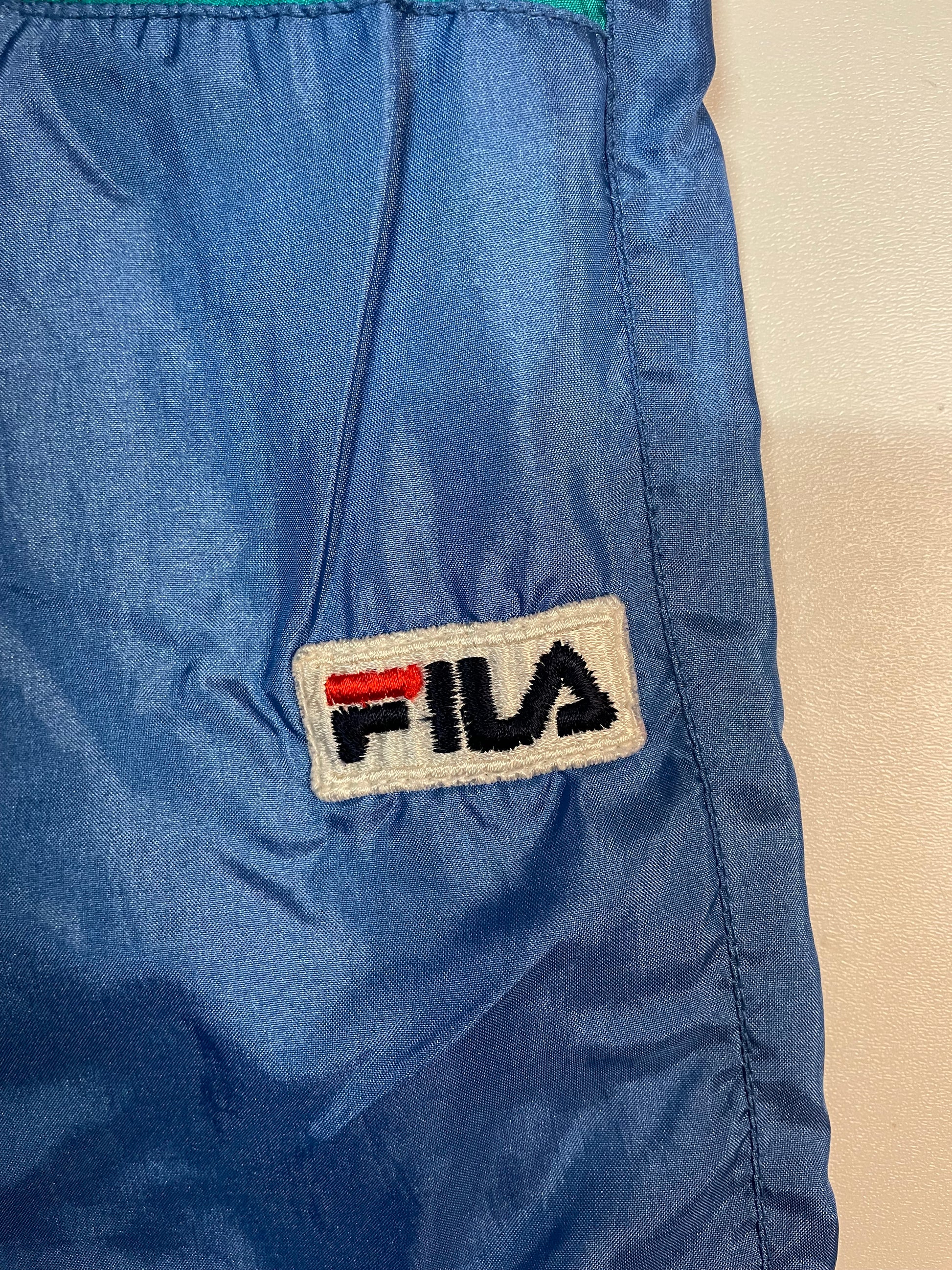 Entdecke unsere Vintage Track Pants von Nike und anderen Marken, erhältlich bei Valuxery.de - Dein Shop für trendige Vintage - Kleidung. Unsere Track Pants sind aus hochwertigen Materialien und