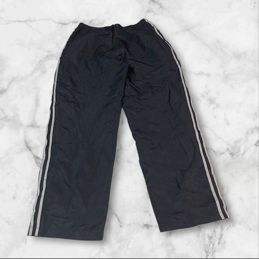 Entdecke unsere Vintage Track Pants von Nike und anderen Marken, erhältlich bei Valuxery.de - Dein Shop für trendige Vintage - Kleidung. Unsere Track Pants sind aus hochwertigen Materialien und