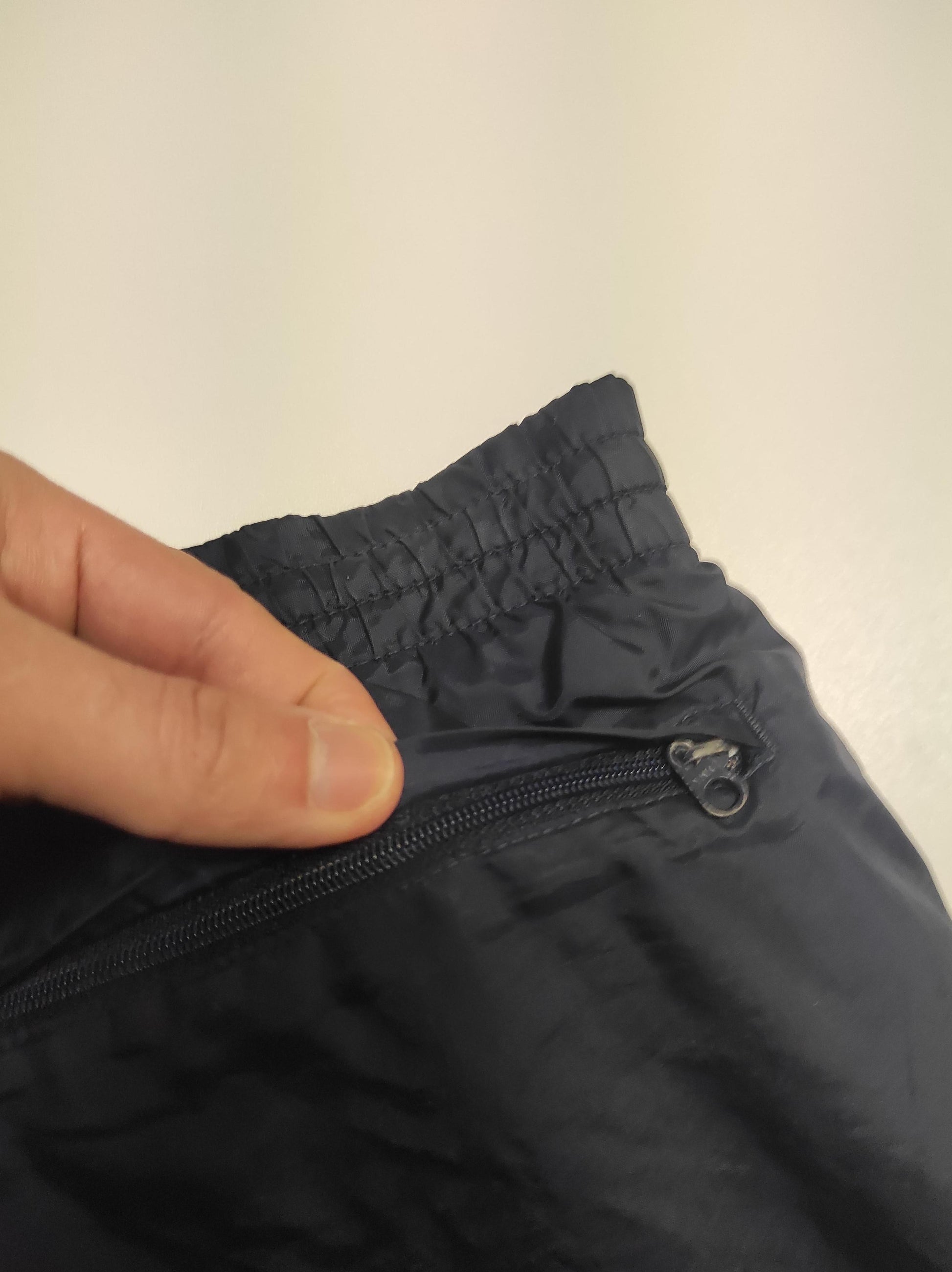 Entdecke unsere Vintage Track Pants von Nike und anderen Marken, erhältlich bei Valuxery.de - Dein Shop für trendige Vintage - Kleidung. Unsere Track Pants sind aus hochwertigen Materialien und