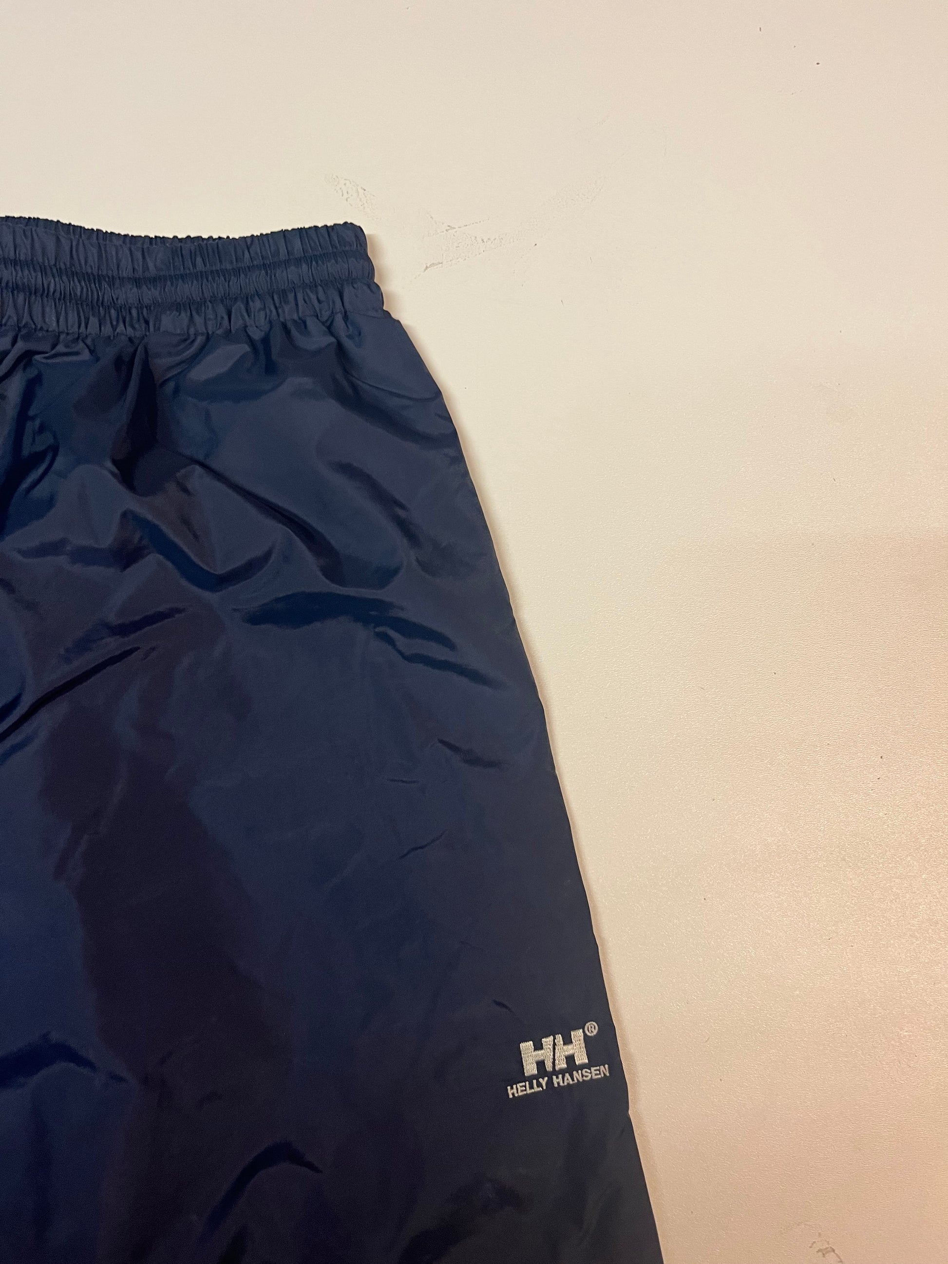 Entdecke unsere Vintage Track Pants von Nike und anderen Marken, erhältlich bei Valuxery.de - Dein Shop für trendige Vintage - Kleidung. Unsere Track Pants sind aus hochwertigen Materialien und