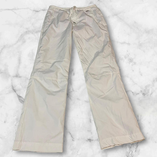 Entdecke unsere Vintage Track Pants von Nike und anderen Marken, erhältlich bei Valuxery.de - Dein Shop für trendige Vintage - Kleidung. Unsere Track Pants sind aus hochwertigen Materialien und