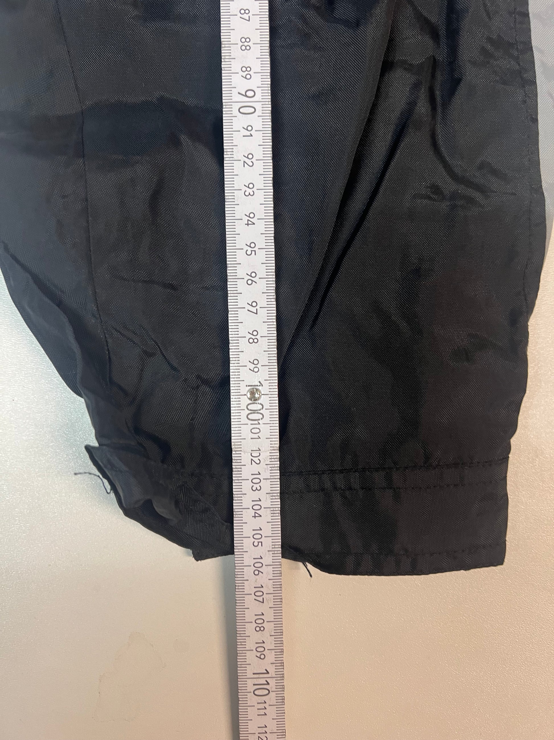 Entdecke unsere Vintage Track Pants von Nike und anderen Marken, erhältlich bei Valuxery.de - Dein Shop für trendige Vintage - Kleidung. Unsere Track Pants sind aus hochwertigen Materialien und