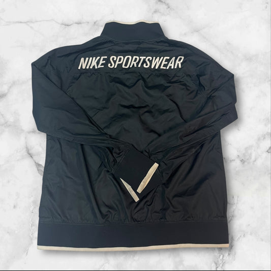 Entdecke unsere Vintage Track Pants von Nike und anderen Marken, erhältlich bei Valuxery.de - Dein Shop für trendige Vintage - Kleidung. Unsere Track Pants sind aus hochwertigen Materialien und
