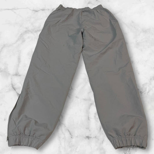 Entdecke unsere Vintage Track Pants von Nike und anderen Marken, erhältlich bei Valuxery.de - Dein Shop für trendige Vintage - Kleidung. Unsere Track Pants sind aus hochwertigen Materialien und
