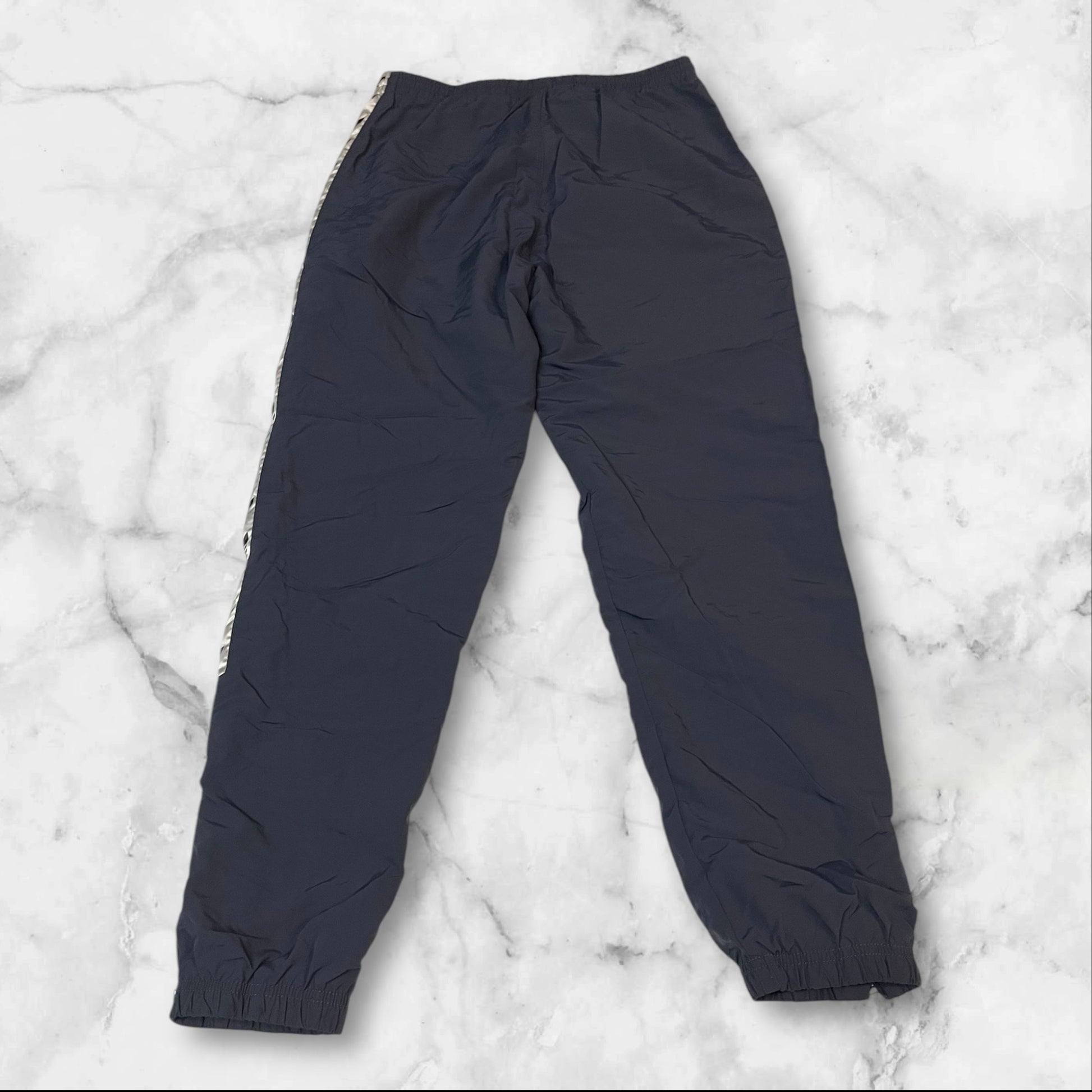 Entdecke unsere Vintage Track Pants von Nike und anderen Marken, erhältlich bei Valuxery.de - Dein Shop für trendige Vintage - Kleidung. Unsere Track Pants sind aus hochwertigen Materialien und