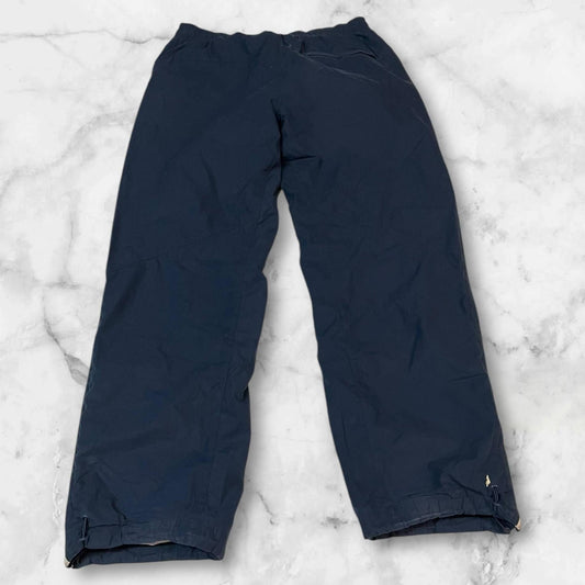 Entdecke unsere Vintage Track Pants von Nike und anderen Marken, erhältlich bei Valuxery.de - Dein Shop für trendige Vintage - Kleidung. Unsere Track Pants sind aus hochwertigen Materialien und