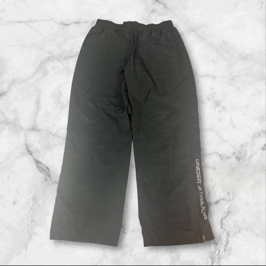 Entdecke unsere Vintage Track Pants von Nike und anderen Marken, erhältlich bei Valuxery.de - Dein Shop für trendige Vintage - Kleidung. Unsere Track Pants sind aus hochwertigen Materialien und