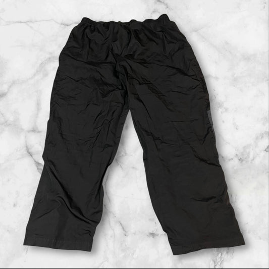 Entdecke unsere Vintage Track Pants von Nike und anderen Marken, erhältlich bei Valuxery.de - Dein Shop für trendige Vintage - Kleidung. Unsere Track Pants sind aus hochwertigen Materialien und