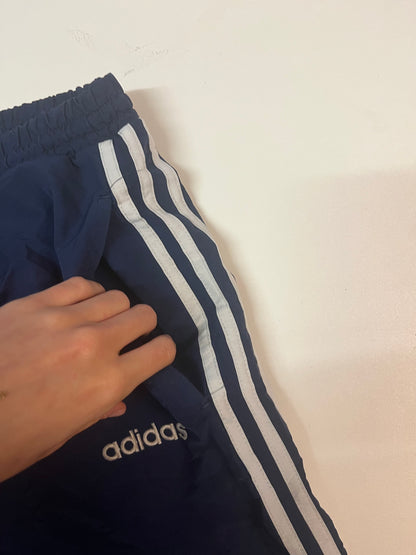 Entdecke unsere Vintage Track Pants von Nike und anderen Marken, erhältlich bei Valuxery.de - Dein Shop für trendige Vintage - Kleidung. Unsere Track Pants sind aus hochwertigen Materialien und