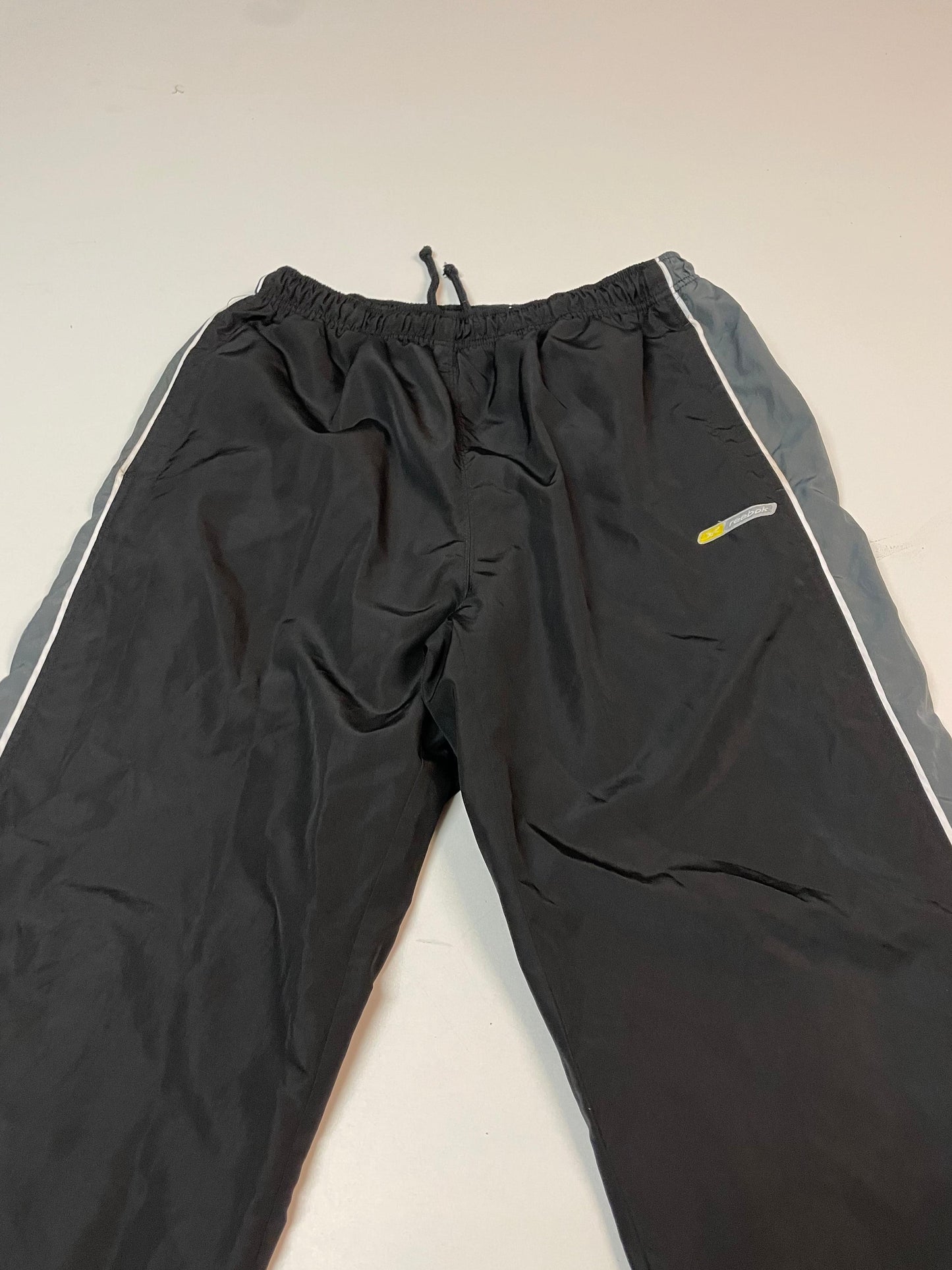 Entdecke unsere Vintage Track Pants von Nike und anderen Marken, erhältlich bei Valuxery.de - Dein Shop für trendige Vintage - Kleidung. Unsere Track Pants sind aus hochwertigen Materialien und