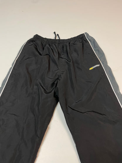 Entdecke unsere Vintage Track Pants von Nike und anderen Marken, erhältlich bei Valuxery.de - Dein Shop für trendige Vintage - Kleidung. Unsere Track Pants sind aus hochwertigen Materialien und