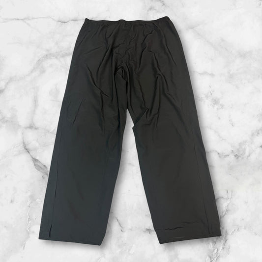 Entdecke unsere Vintage Track Pants von Nike und anderen Marken, erhältlich bei Valuxery.de - Dein Shop für trendige Vintage - Kleidung. Unsere Track Pants sind aus hochwertigen Materialien und