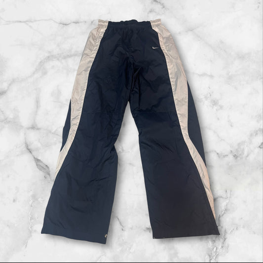 Entdecke unsere Vintage Track Pants von Nike und anderen Marken, erhältlich bei Valuxery.de - Dein Shop für trendige Vintage - Kleidung. Unsere Track Pants sind aus hochwertigen Materialien und