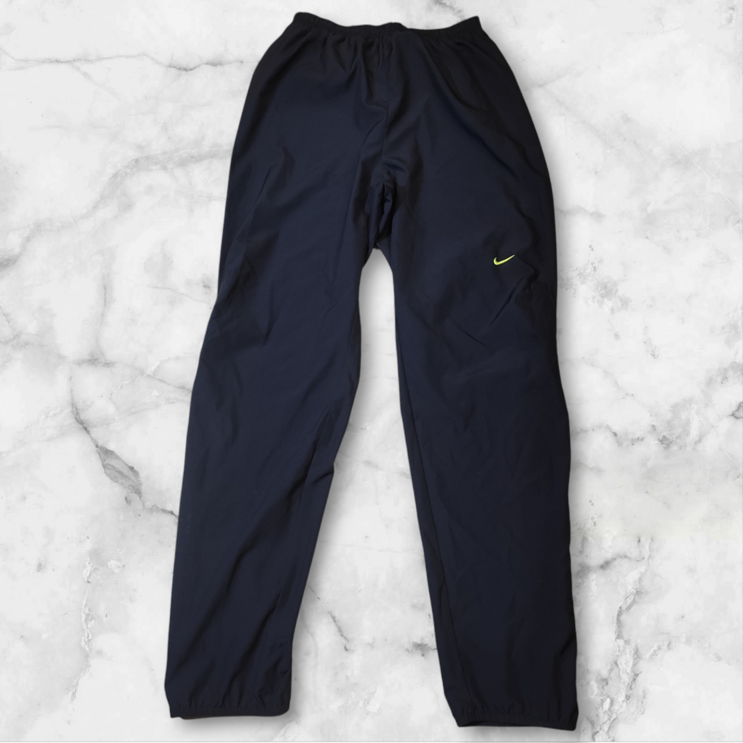 Entdecke unsere Vintage Track Pants von Nike und anderen Marken, erhältlich bei Valuxery.de - Dein Shop für trendige Vintage - Kleidung. Unsere Track Pants sind aus hochwertigen Materialien und
