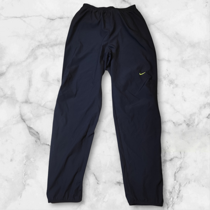 Entdecke unsere Vintage Track Pants von Nike und anderen Marken, erhältlich bei Valuxery.de - Dein Shop für trendige Vintage - Kleidung. Unsere Track Pants sind aus hochwertigen Materialien und