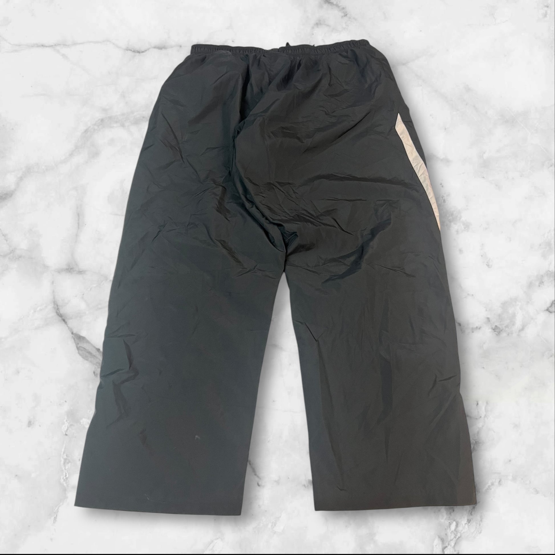 Entdecke unsere Vintage Track Pants von Nike und anderen Marken, erhältlich bei Valuxery.de - Dein Shop für trendige Vintage - Kleidung. Unsere Track Pants sind aus hochwertigen Materialien und