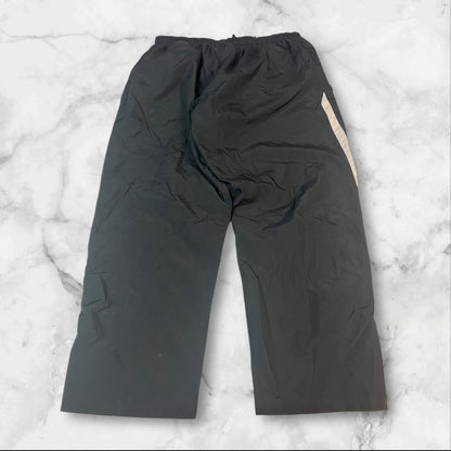 Entdecke unsere Vintage Track Pants von Nike und anderen Marken, erhältlich bei Valuxery.de - Dein Shop für trendige Vintage - Kleidung. Unsere Track Pants sind aus hochwertigen Materialien und