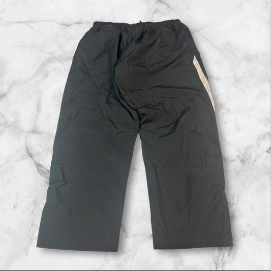Entdecke unsere Vintage Track Pants von Nike und anderen Marken, erhältlich bei Valuxery.de - Dein Shop für trendige Vintage - Kleidung. Unsere Track Pants sind aus hochwertigen Materialien und