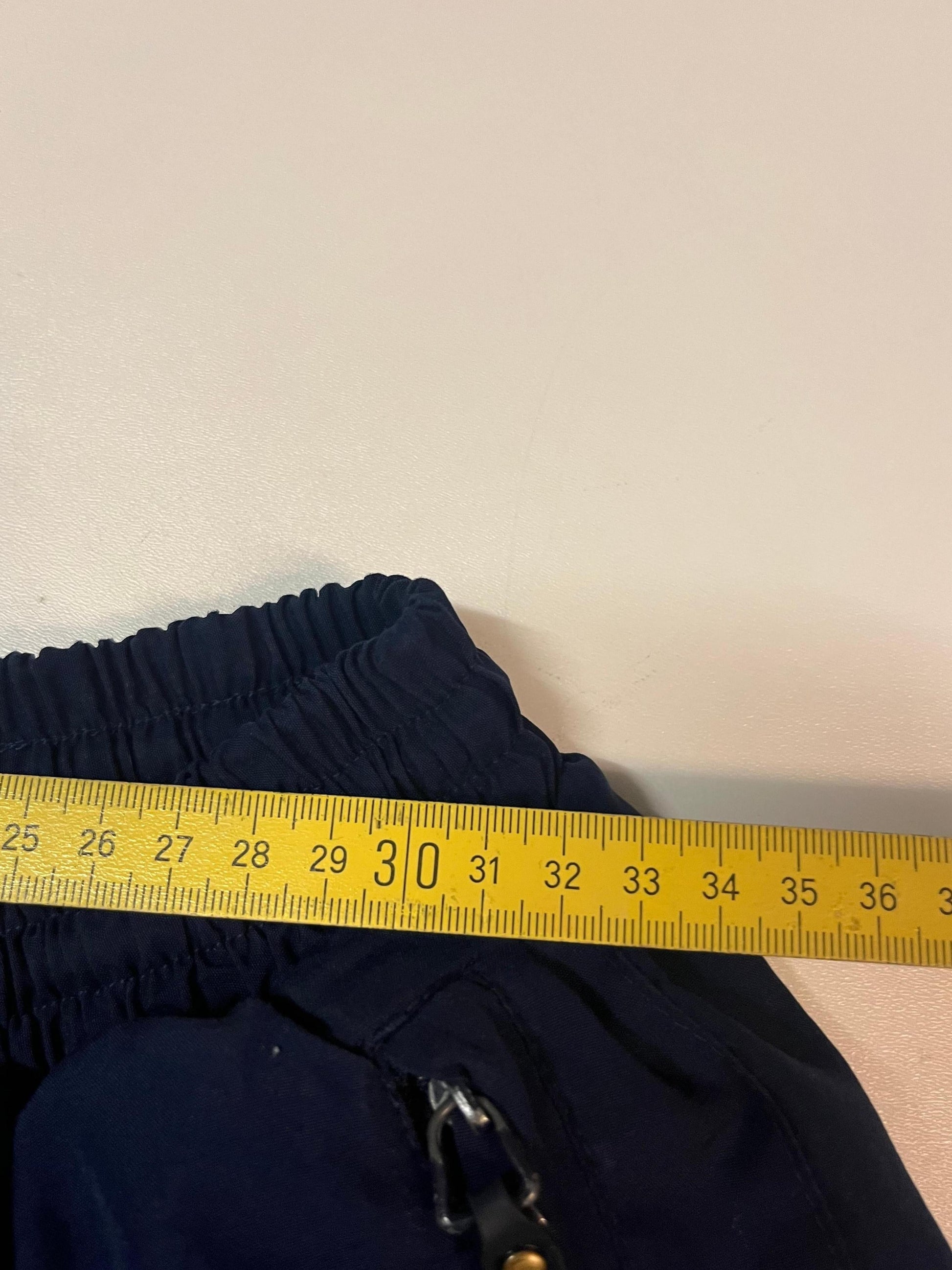 Entdecke unsere Vintage Track Pants von Nike und anderen Marken, erhältlich bei Valuxery.de - Dein Shop für trendige Vintage - Kleidung. Unsere Track Pants sind aus hochwertigen Materialien und