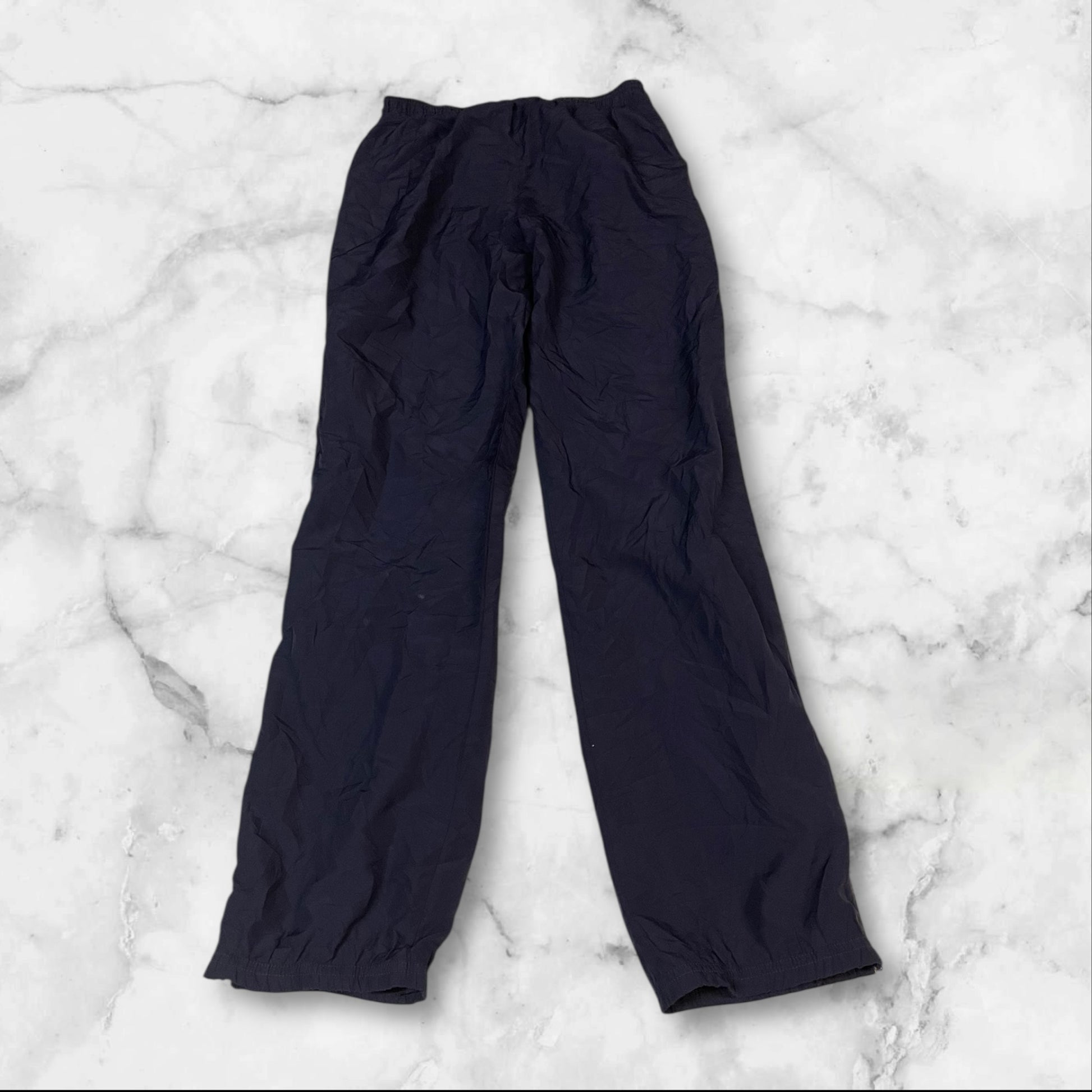 Entdecke unsere Vintage Track Pants von Nike und anderen Marken, erhältlich bei Valuxery.de - Dein Shop für trendige Vintage - Kleidung. Unsere Track Pants sind aus hochwertigen Materialien und