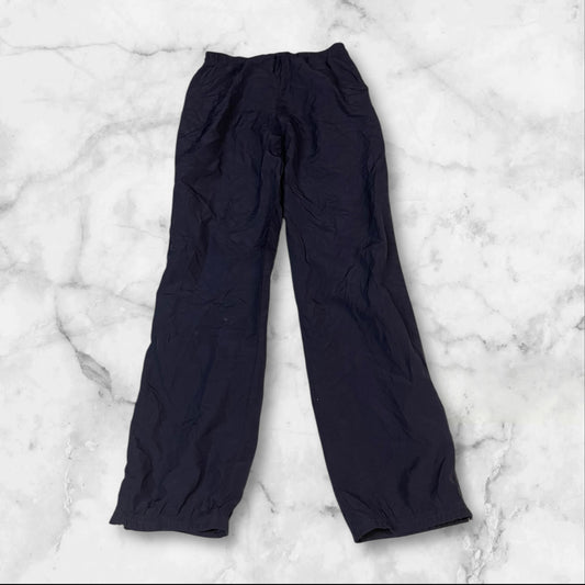 Entdecke unsere Vintage Track Pants von Nike und anderen Marken, erhältlich bei Valuxery.de - Dein Shop für trendige Vintage - Kleidung. Unsere Track Pants sind aus hochwertigen Materialien und
