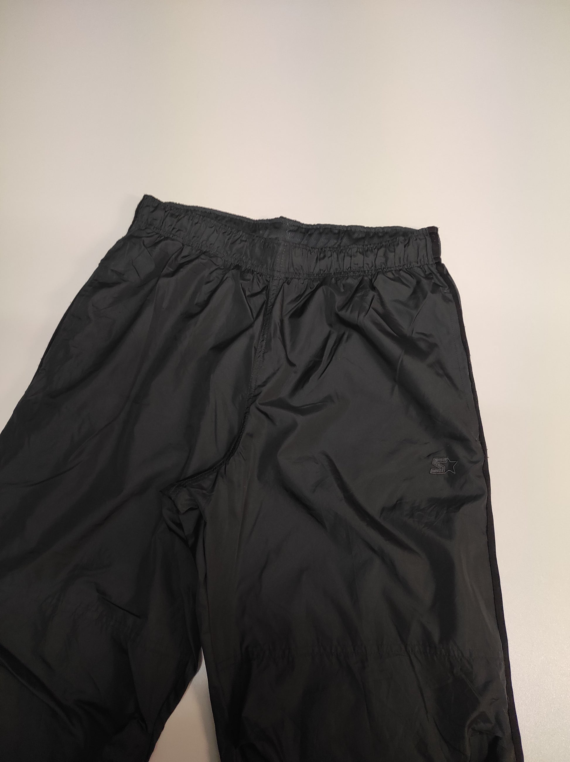 Entdecke unsere Vintage Track Pants von Nike und anderen Marken, erhältlich bei Valuxery.de - Dein Shop für trendige Vintage - Kleidung. Unsere Track Pants sind aus hochwertigen Materialien und