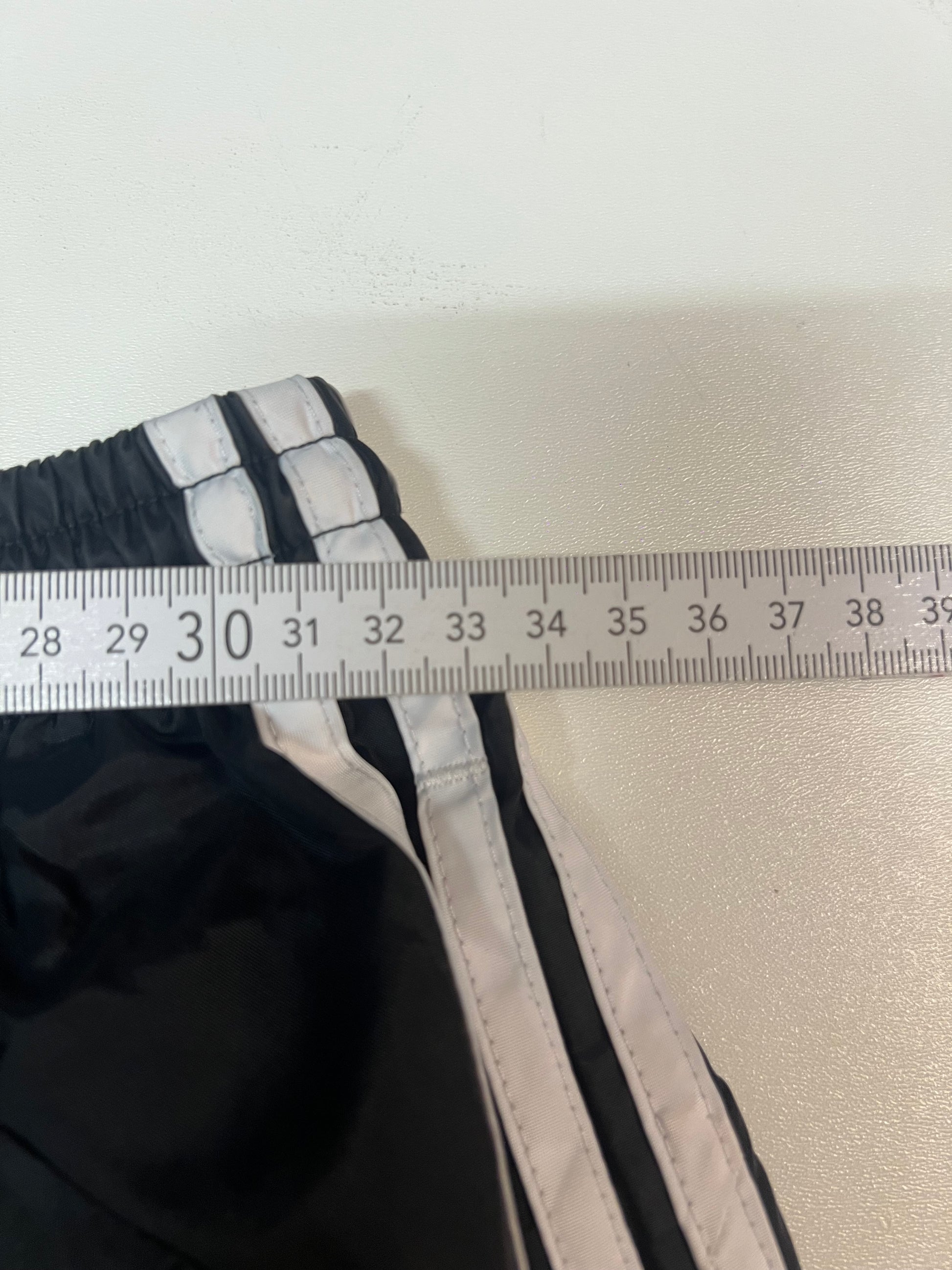 Entdecke unsere Vintage Track Pants von Nike und anderen Marken, erhältlich bei Valuxery.de - Dein Shop für trendige Vintage - Kleidung. Unsere Track Pants sind aus hochwertigen Materialien und