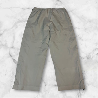 Entdecke unsere Vintage Track Pants von Nike und anderen Marken, erhältlich bei Valuxery.de - Dein Shop für trendige Vintage - Kleidung. Unsere Track Pants sind aus hochwertigen Materialien und