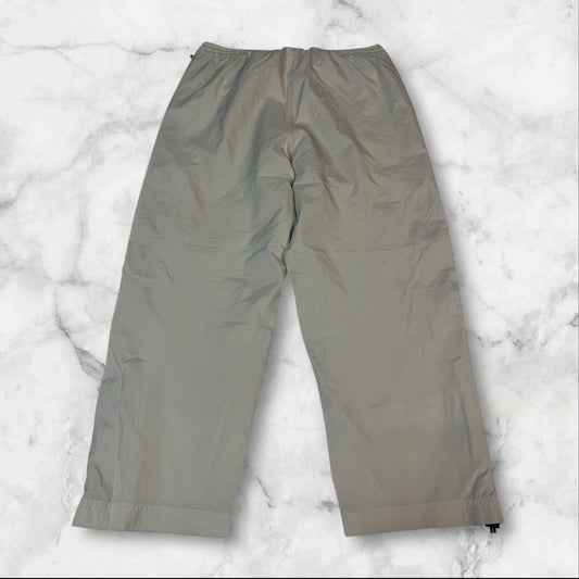 Entdecke unsere Vintage Track Pants von Nike und anderen Marken, erhältlich bei Valuxery.de - Dein Shop für trendige Vintage - Kleidung. Unsere Track Pants sind aus hochwertigen Materialien und