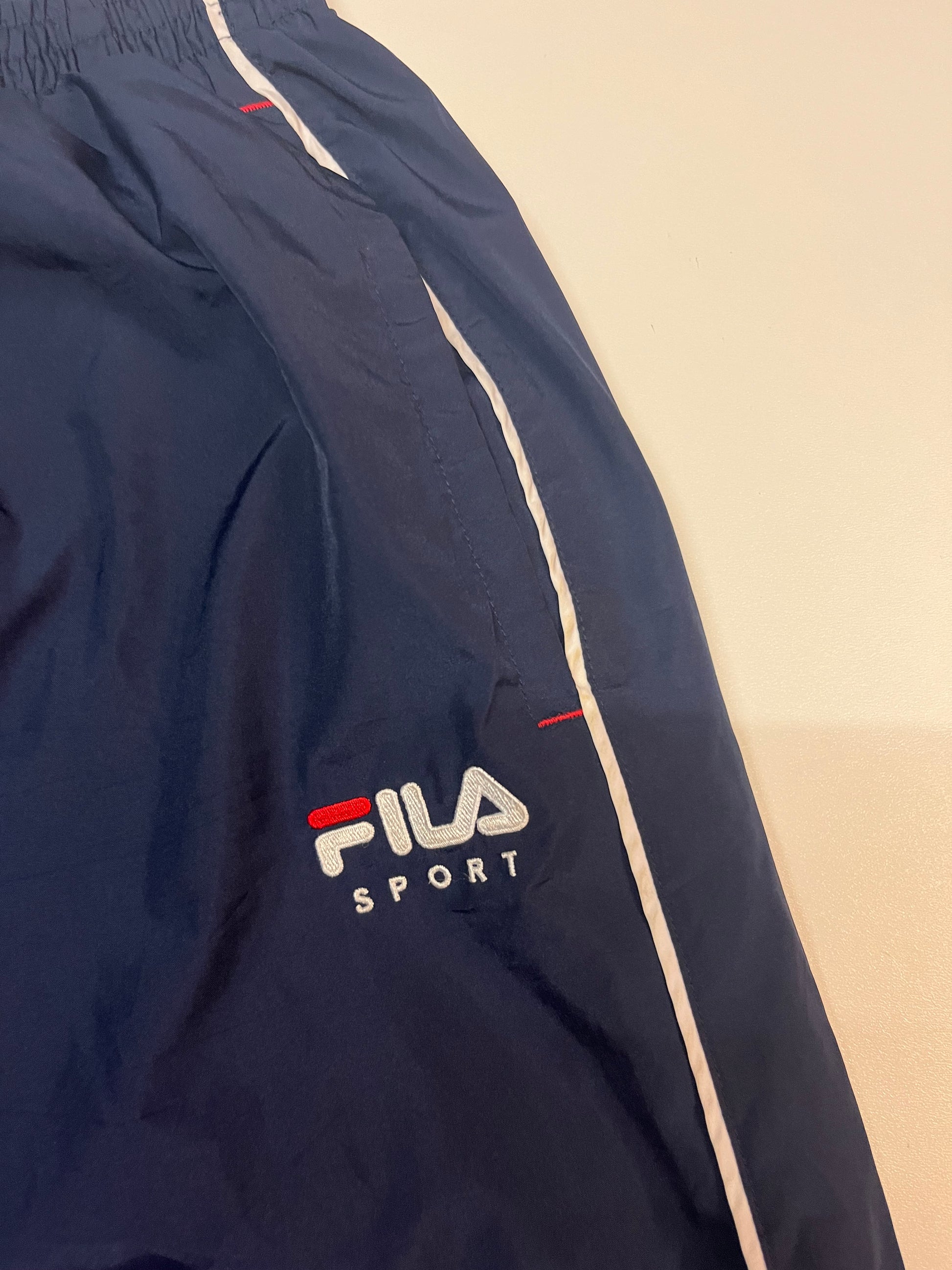 Entdecke unsere Vintage Track Pants von Nike und anderen Marken, erhältlich bei Valuxery.de - Dein Shop für trendige Vintage - Kleidung. Unsere Track Pants sind aus hochwertigen Materialien und