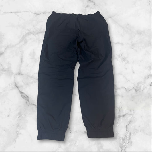 Entdecke unsere Vintage Track Pants von Nike und anderen Marken, erhältlich bei Valuxery.de - Dein Shop für trendige Vintage - Kleidung. Unsere Track Pants sind aus hochwertigen Materialien und
