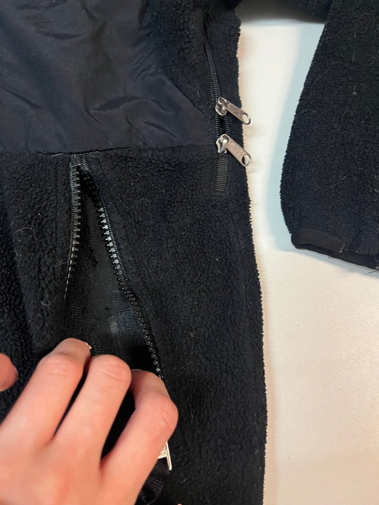 Entdecke unsere Vintage Track Pants von Nike und anderen Marken, erhältlich bei Valuxery.de - Dein Shop für trendige Vintage - Kleidung. Unsere Track Pants sind aus hochwertigen Materialien und