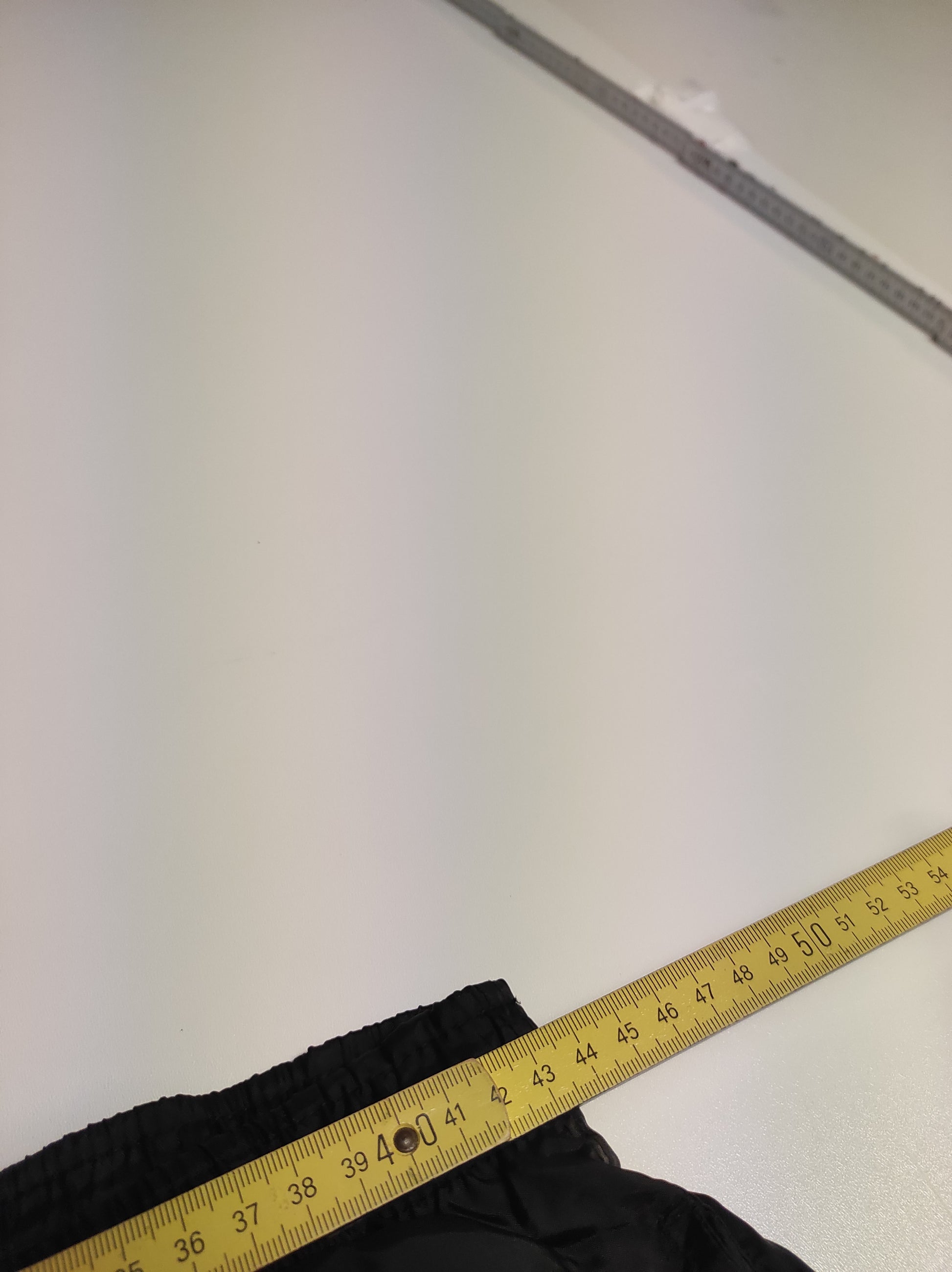 Entdecke unsere Vintage Track Pants von Nike und anderen Marken, erhältlich bei Valuxery.de - Dein Shop für trendige Vintage - Kleidung. Unsere Track Pants sind aus hochwertigen Materialien und