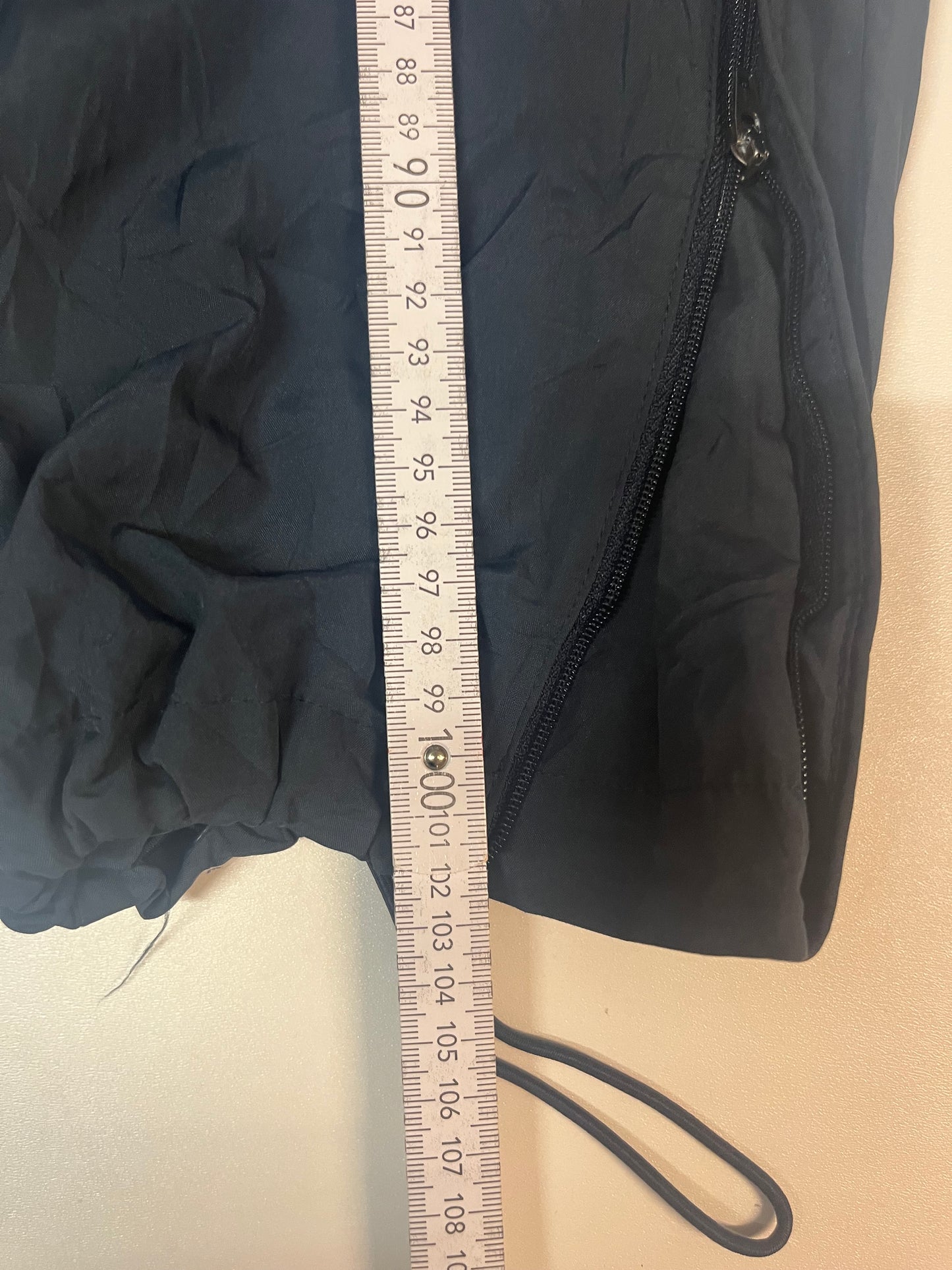 Entdecke unsere Vintage Track Pants von Nike und anderen Marken, erhältlich bei Valuxery.de - Dein Shop für trendige Vintage - Kleidung. Unsere Track Pants sind aus hochwertigen Materialien und