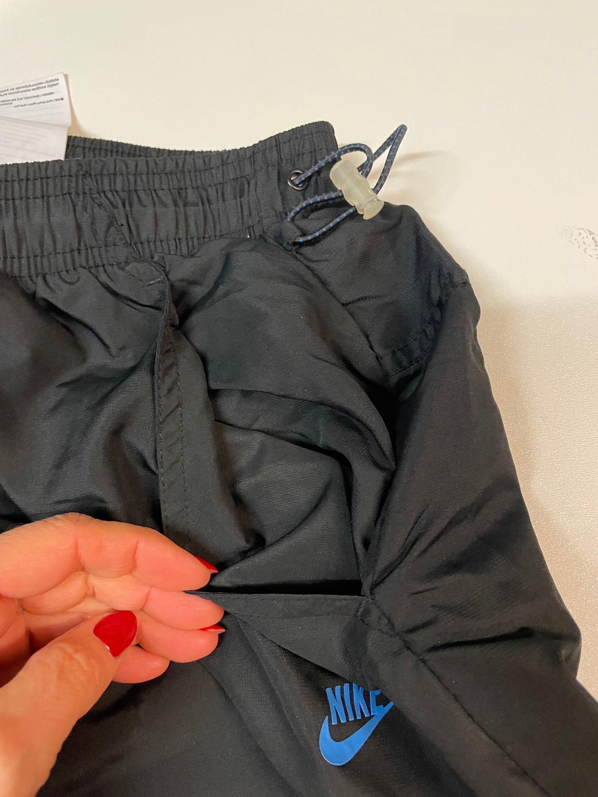 Entdecke unsere Vintage Track Pants von Nike und anderen Marken, erhältlich bei Valuxery.de - Dein Shop für trendige Vintage - Kleidung. Unsere Track Pants sind aus hochwertigen Materialien und