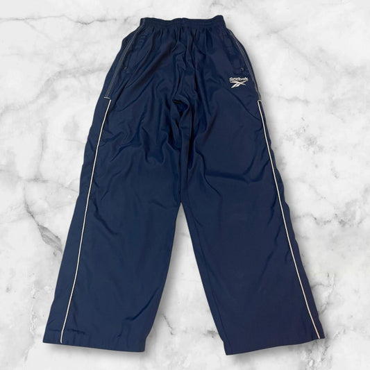Entdecke unsere Vintage Track Pants von Nike und anderen Marken, erhältlich bei Valuxery.de - Dein Shop für trendige Vintage - Kleidung. Unsere Track Pants sind aus hochwertigen Materialien und