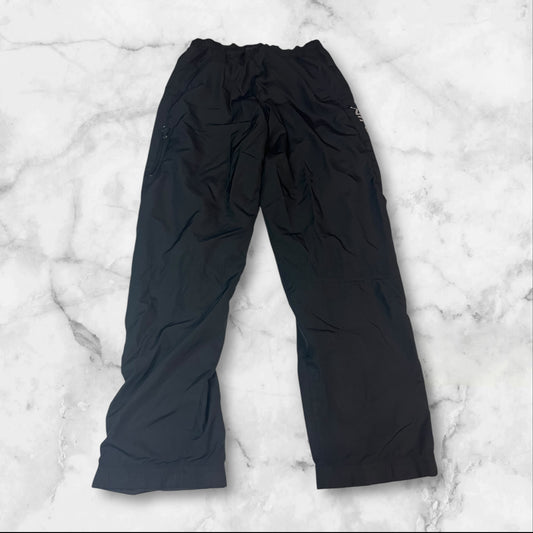 Entdecke unsere Vintage Track Pants von Nike und anderen Marken, erhältlich bei Valuxery.de - Dein Shop für trendige Vintage - Kleidung. Unsere Track Pants sind aus hochwertigen Materialien und
