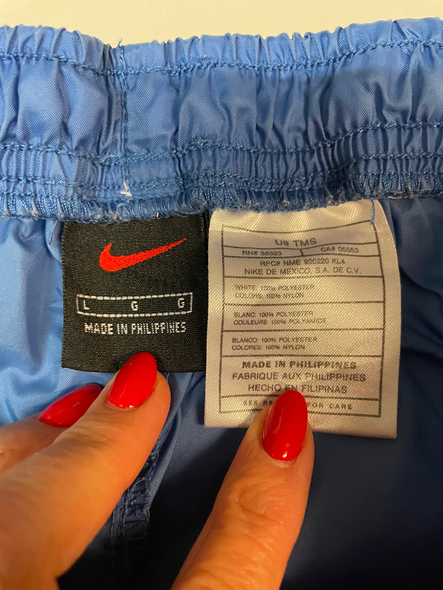 Entdecke unsere Vintage Track Pants von Nike und anderen Marken, erhältlich bei Valuxery.de - Dein Shop für trendige Vintage - Kleidung. Unsere Track Pants sind aus hochwertigen Materialien und