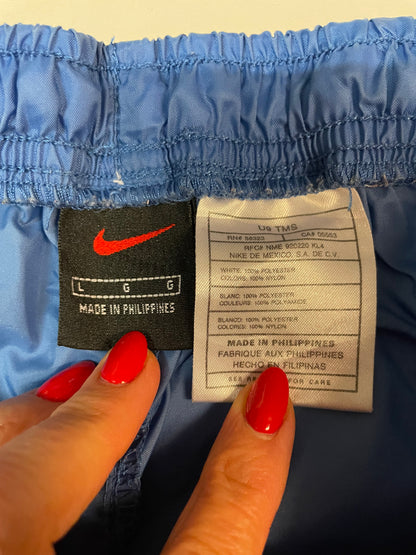 Entdecke unsere Vintage Track Pants von Nike und anderen Marken, erhältlich bei Valuxery.de - Dein Shop für trendige Vintage - Kleidung. Unsere Track Pants sind aus hochwertigen Materialien und
