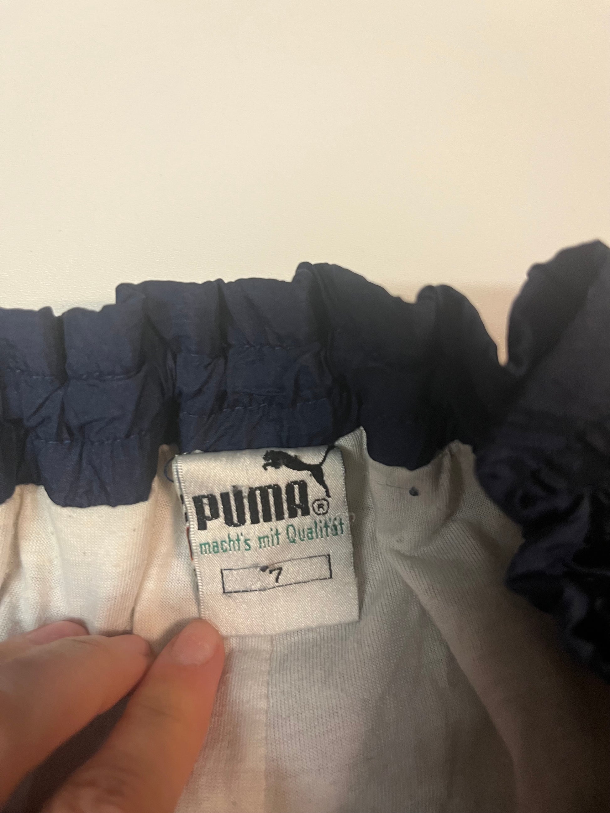 Entdecke unsere Vintage Track Pants von Nike und anderen Marken, erhältlich bei Valuxery.de - Dein Shop für trendige Vintage - Kleidung. Unsere Track Pants sind aus hochwertigen Materialien und