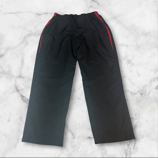 Entdecke unsere Vintage Track Pants von Nike und anderen Marken, erhältlich bei Valuxery.de - Dein Shop für trendige Vintage - Kleidung. Unsere Track Pants sind aus hochwertigen Materialien und