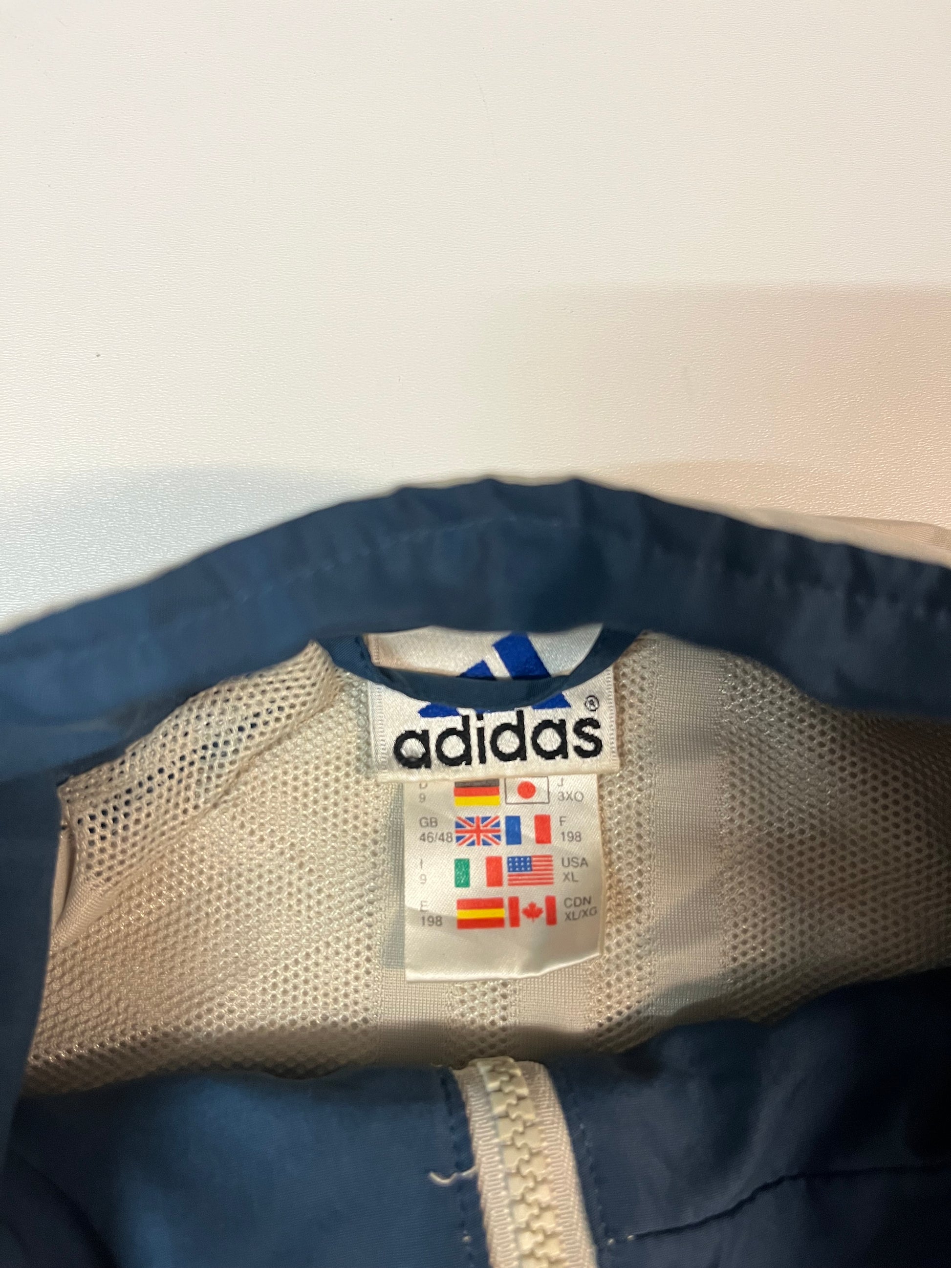 Entdecke unsere Vintage Track Pants von Nike und anderen Marken, erhältlich bei Valuxery.de - Dein Shop für trendige Vintage - Kleidung. Unsere Track Pants sind aus hochwertigen Materialien und