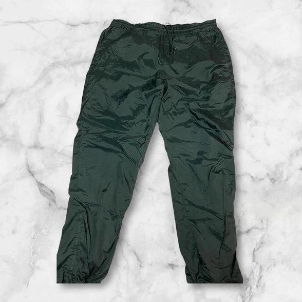 Entdecke unsere Vintage Track Pants von Nike und anderen Marken, erhältlich bei Valuxery.de - Dein Shop für trendige Vintage - Kleidung. Unsere Track Pants sind aus hochwertigen Materialien und