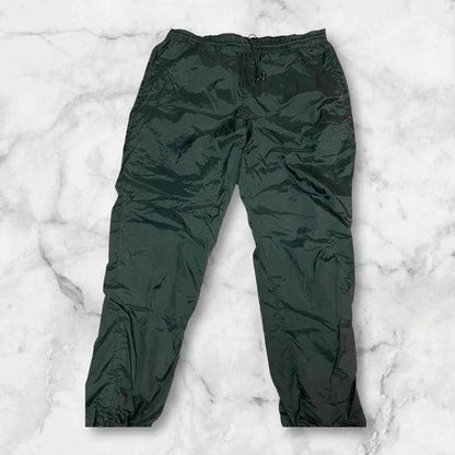 Entdecke unsere Vintage Track Pants von Nike und anderen Marken, erhältlich bei Valuxery.de - Dein Shop für trendige Vintage - Kleidung. Unsere Track Pants sind aus hochwertigen Materialien und
