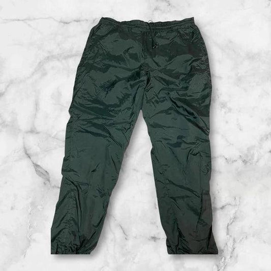Entdecke unsere Vintage Track Pants von Nike und anderen Marken, erhältlich bei Valuxery.de - Dein Shop für trendige Vintage - Kleidung. Unsere Track Pants sind aus hochwertigen Materialien und