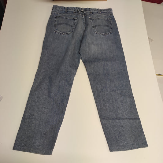 Entdecke unsere Vintage Track Pants von Nike und anderen Marken, erhältlich bei Valuxery.de - Dein Shop für trendige Vintage - Kleidung. Unsere Track Pants sind aus hochwertigen Materialien und