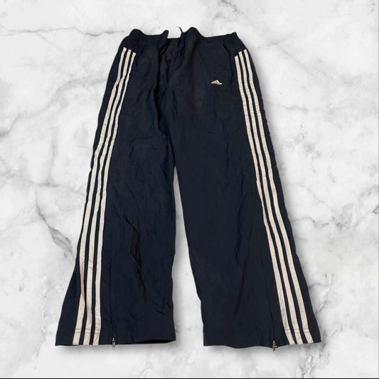 Entdecke unsere Vintage Track Pants von Nike und anderen Marken, erhältlich bei Valuxery.de - Dein Shop für trendige Vintage - Kleidung. Unsere Track Pants sind aus hochwertigen Materialien und