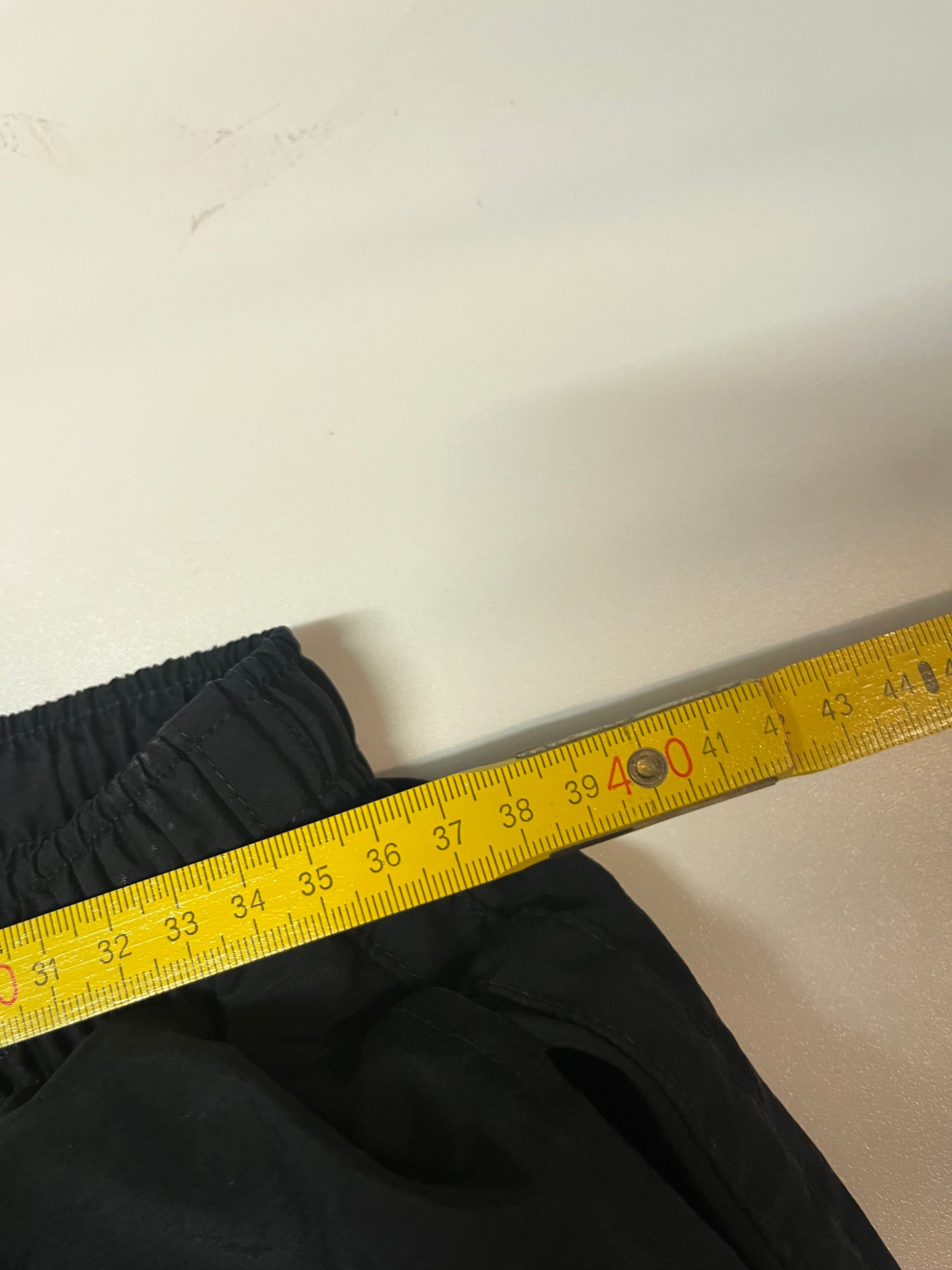 Entdecke unsere Vintage Track Pants von Nike und anderen Marken, erhältlich bei Valuxery.de - Dein Shop für trendige Vintage - Kleidung. Unsere Track Pants sind aus hochwertigen Materialien und