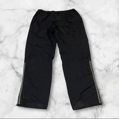 Entdecke unsere Vintage Track Pants von Nike und anderen Marken, erhältlich bei Valuxery.de - Dein Shop für trendige Vintage - Kleidung. Unsere Track Pants sind aus hochwertigen Materialien und