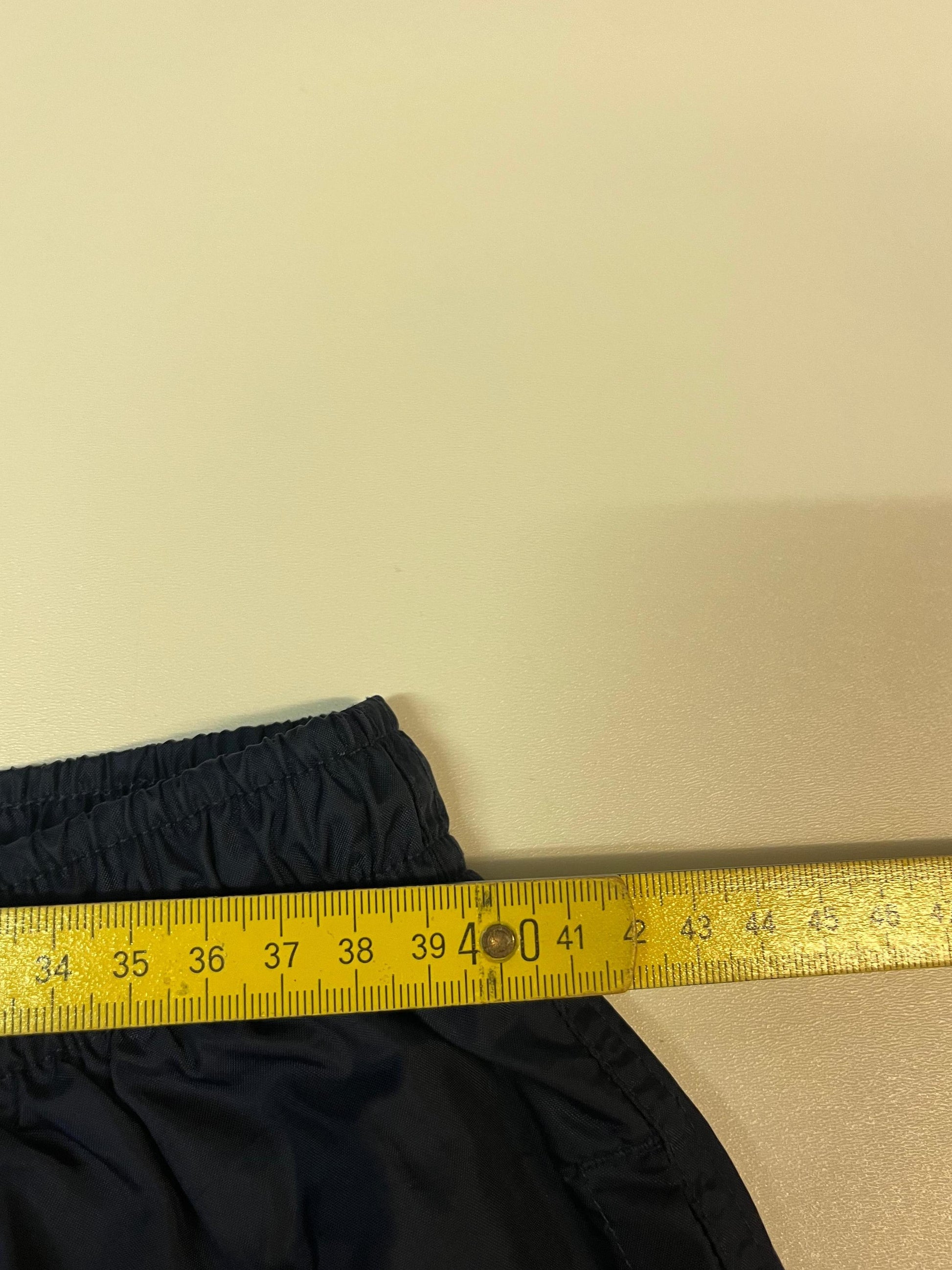 Entdecke unsere Vintage Track Pants von Nike und anderen Marken, erhältlich bei Valuxery.de - Dein Shop für trendige Vintage - Kleidung. Unsere Track Pants sind aus hochwertigen Materialien und